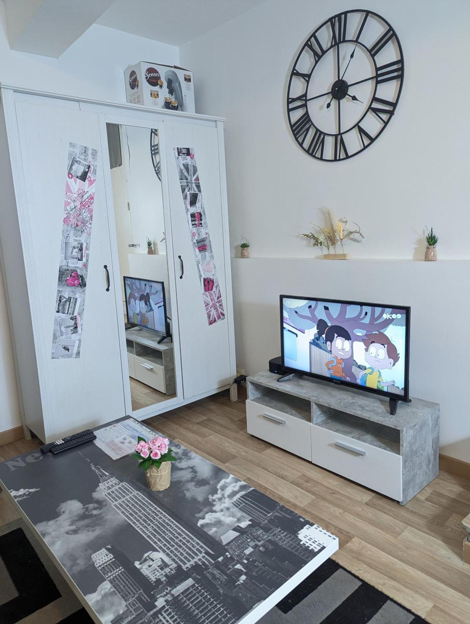 Chambres Poitiers Centre Ville - Salle De Bain, Refrigerateur, Tv Et Machine A Cafe Privatifs - Cuisine Commune - Terrasse - Hotel De Ville A 200M المظهر الخارجي الصورة