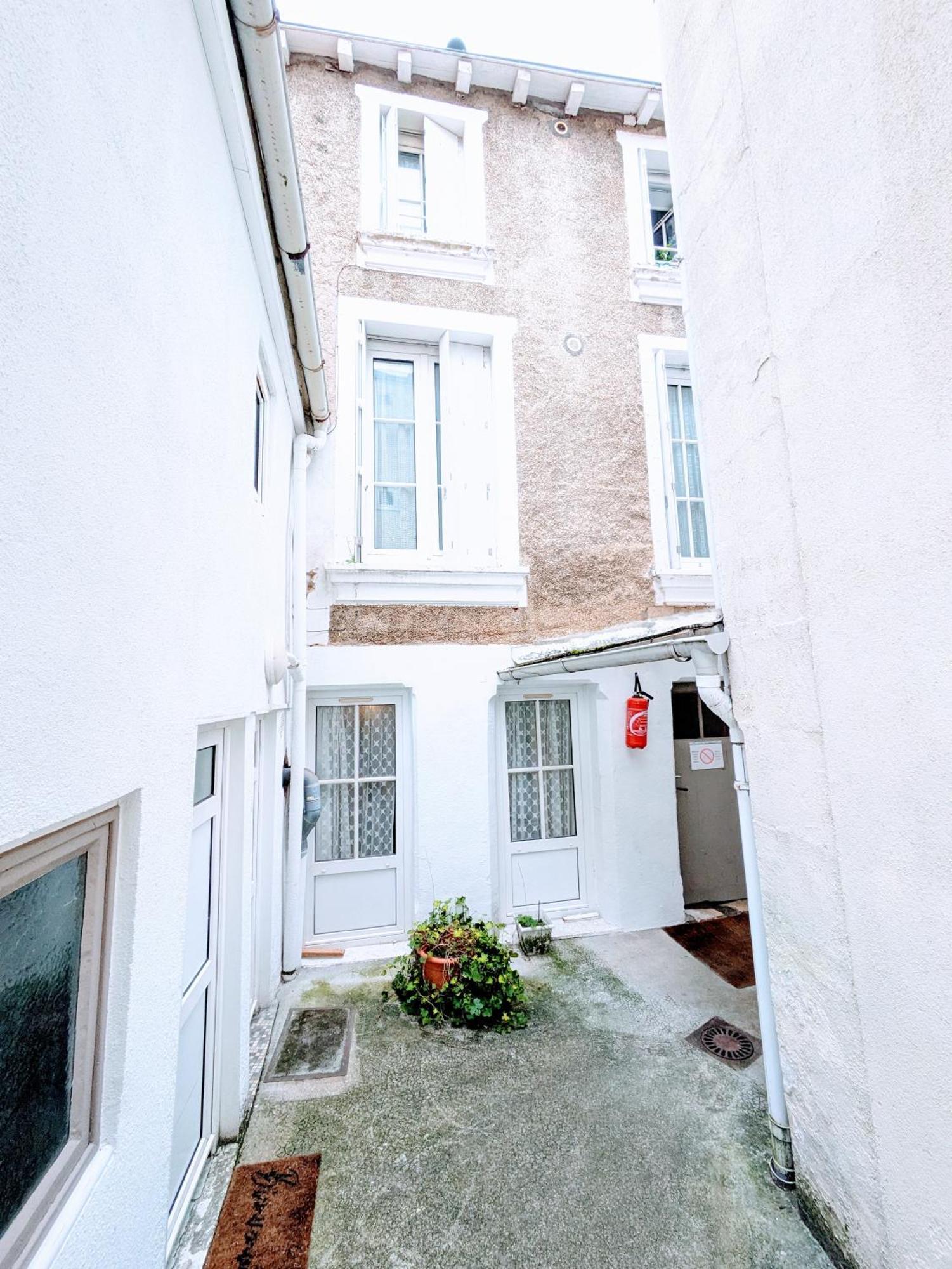 Chambres Poitiers Centre Ville - Salle De Bain, Refrigerateur, Tv Et Machine A Cafe Privatifs - Cuisine Commune - Terrasse - Hotel De Ville A 200M المظهر الخارجي الصورة